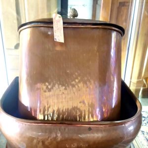 Bonita fuente o lavabo de cobre